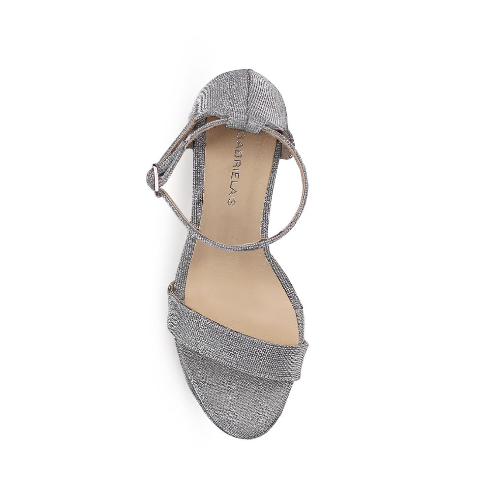 Vista superior de zapatilla con pulsera para mujer en color plata acabado brilloso