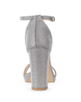 Vista trasera de zapatilla para mujer color plata acabado brilloso con pulsera y tacón medio de 10cm