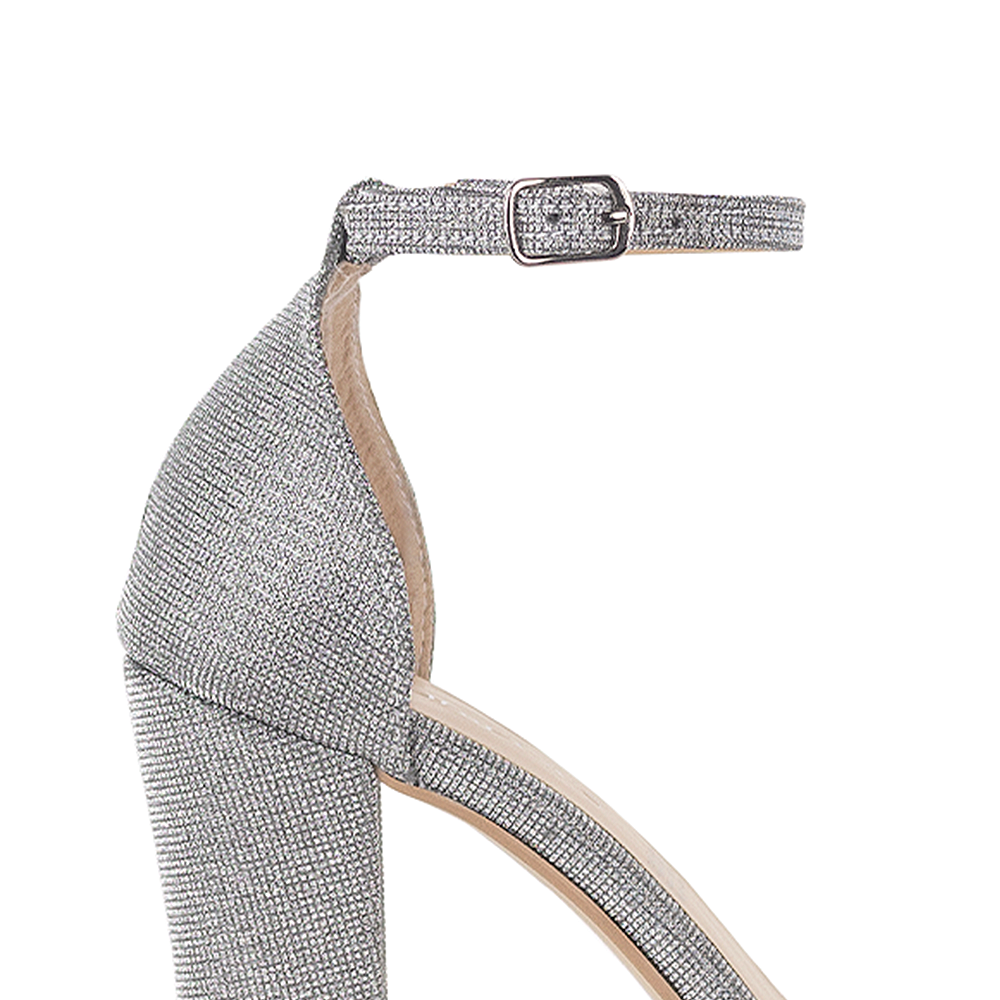 Vista a detalle de zapatilla plata para mujer 