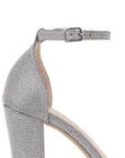 Vista a detalle de zapatilla plata para mujer 