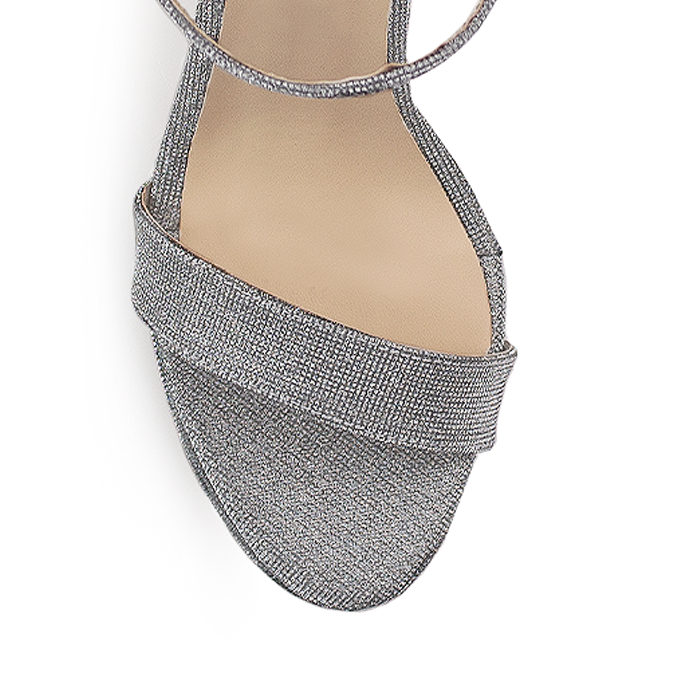 Vista del material sintético de zapatilla plata para mujer