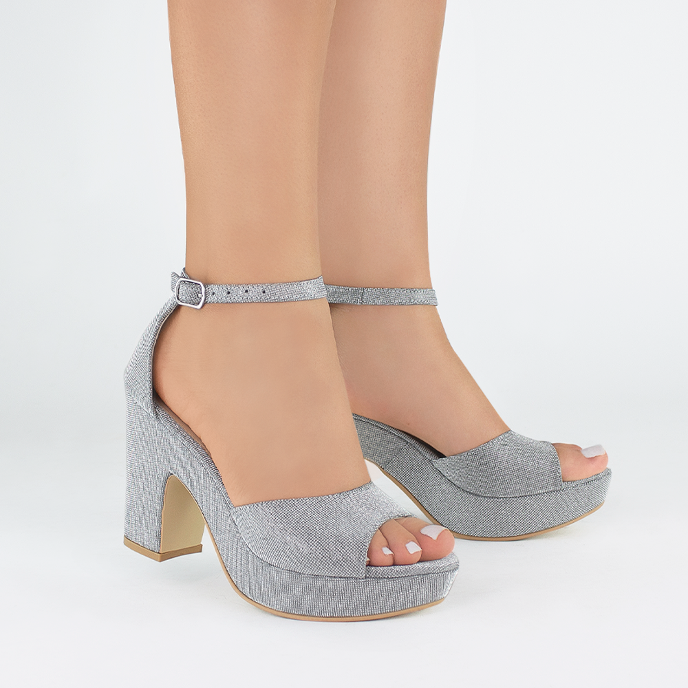 Zapatillas plata en acabado brilloso para mujer con pulsera y tacón ancho de 10cm