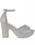 Vista lateral de zapatilla para mujer en color plata brilloso con pulsera y tacón ancho de 10cm