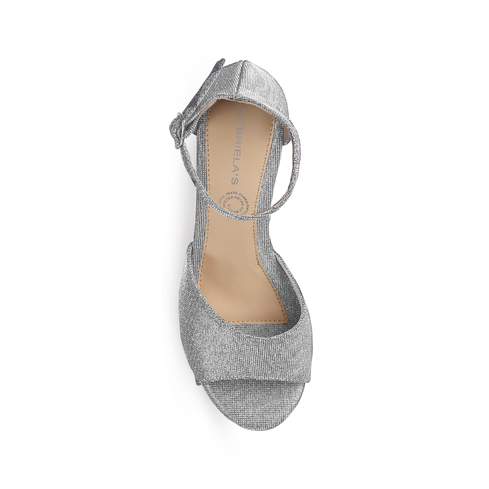 Vista superior de zapatilla plata brilloso para mujer con pulsera
