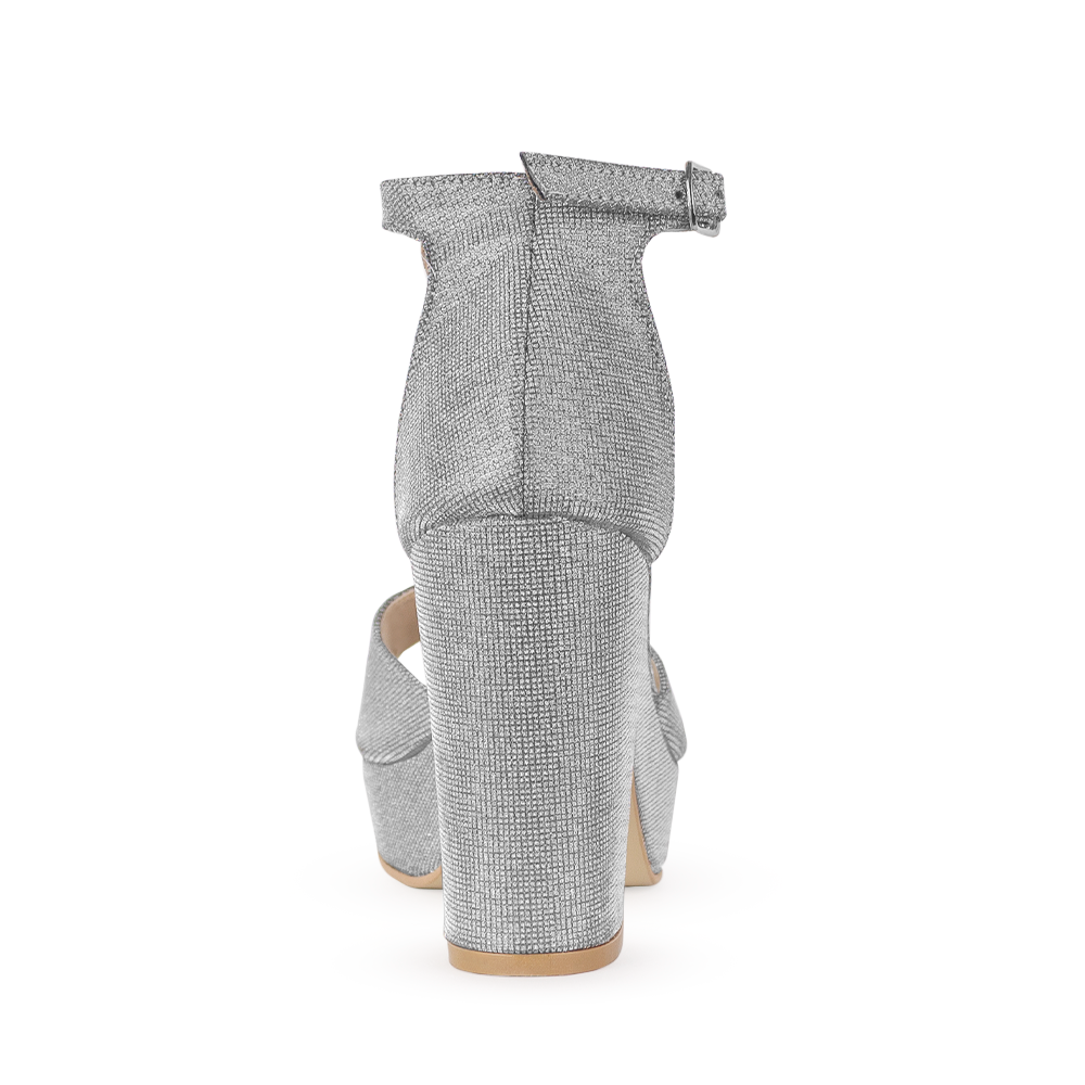 Vista trasera de tacón ancho de 10cm en zapatilla para mujer color plata brilloso