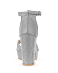 Vista trasera de tacón ancho de 10cm en zapatilla para mujer color plata brilloso