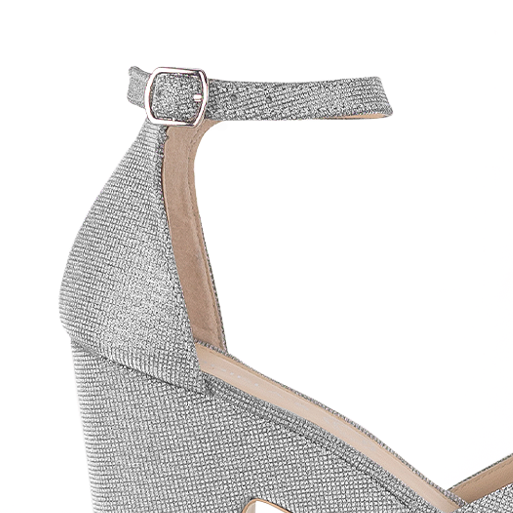 Vista a detalle de zapatilla plata para mujer con pulsera 