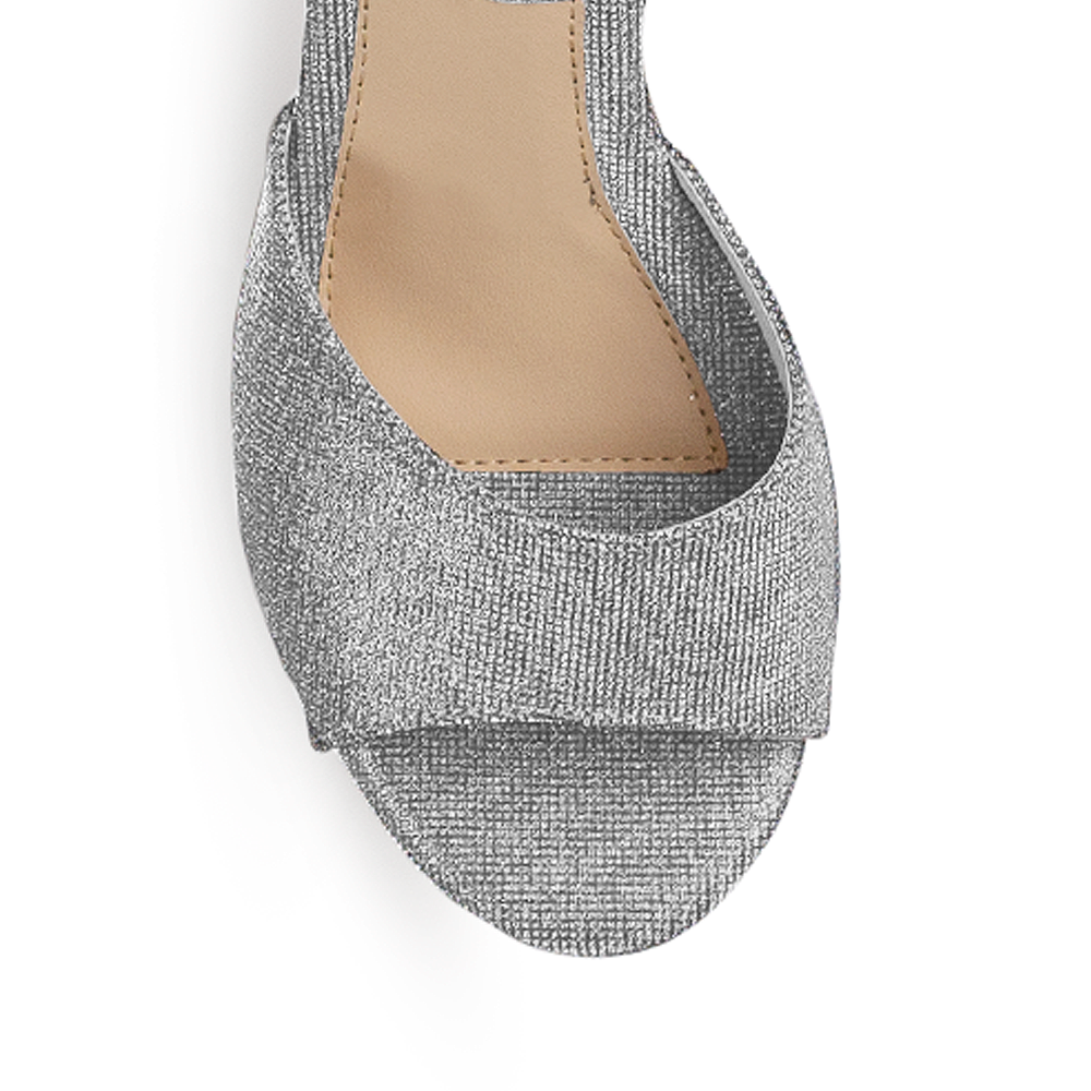 Vista de material sintético en zapatilla para mujer con pulsera en color plata