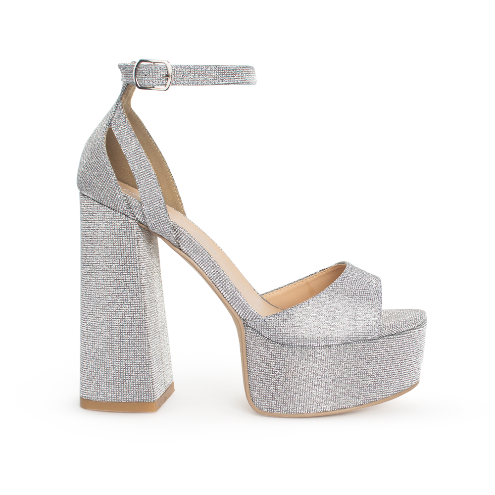 Vista lateral de zapatilla plata brilloso para mujer con pulsera y tacón alto 13cm