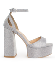 Vista lateral de zapatilla plata brilloso para mujer con pulsera y tacón alto 13cm