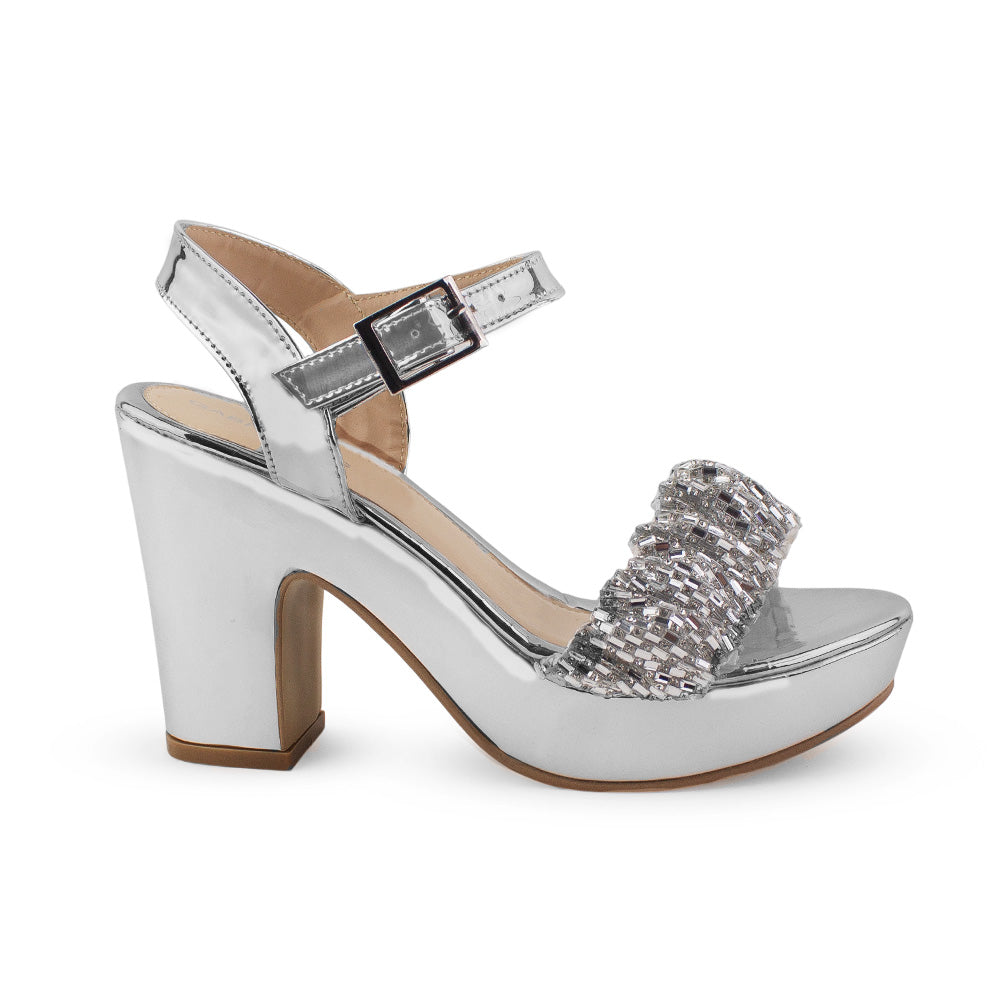 Vista lateral de zapatilla plata para mujer con pulsera y tacón 10cm