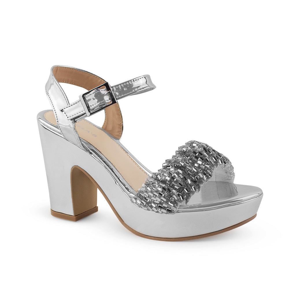 Vista diagonal de zapatilla para mujer con pulsera y tacón 10cm