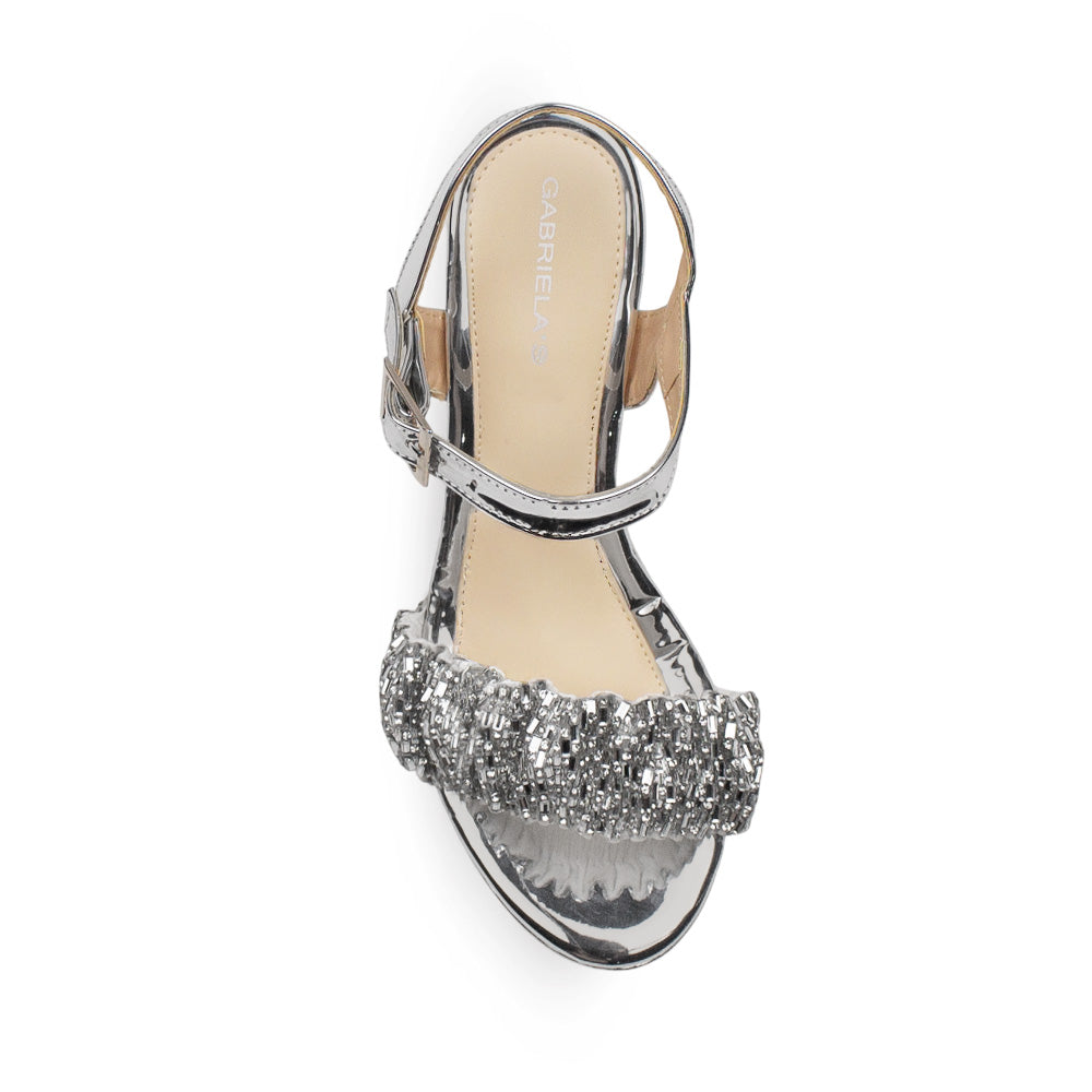Vista superior de zapatilla plata para mujer con pulsera y tacón ancho 10cm