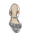 Vista superior de zapatilla plata para mujer con pulsera y tacón ancho 10cm