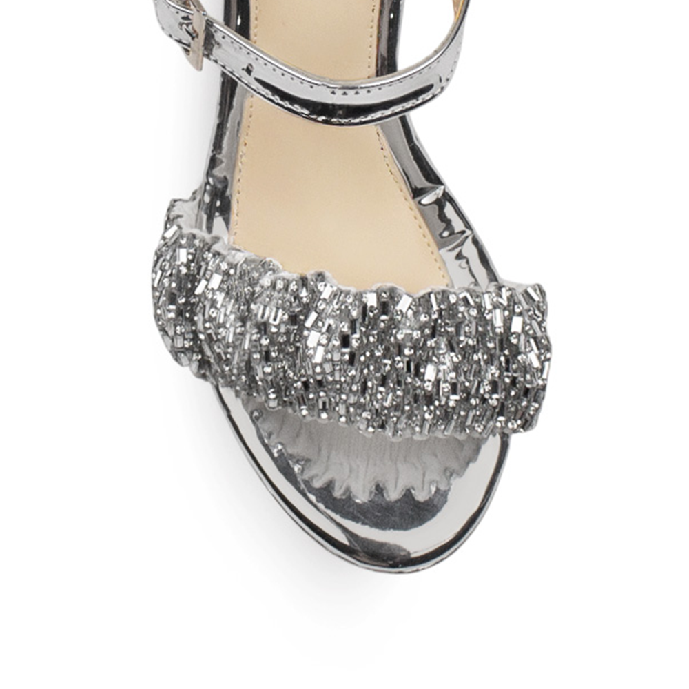 Vista de material sintético en zapatilla para mujer con pulsera y tacón 10cm de color plata 