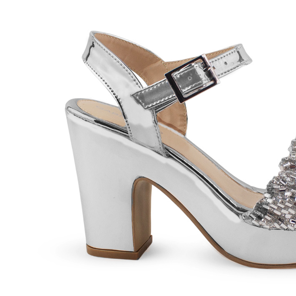 Vista trasera de tacón ancho de 10cm en zapatilla color plata para mujer con pulsera