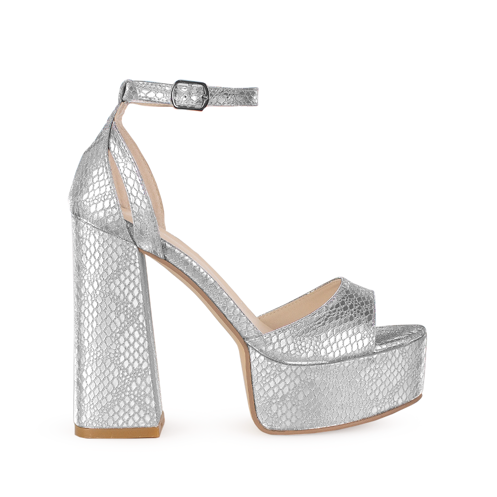 Vista lateral de zapatilla plata para mujer con pulsera y tacón alto 13cm