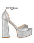 Vista lateral de zapatilla plata para mujer con pulsera y tacón alto 13cm
