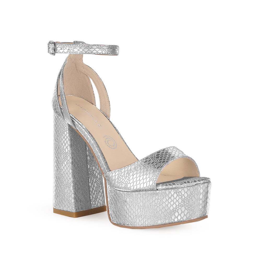 Vista diagonal de zapatilla para mujer con pulsera y tacón alto 13cm en color plata