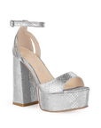 Vista diagonal de zapatilla para mujer con pulsera y tacón alto 13cm en color plata