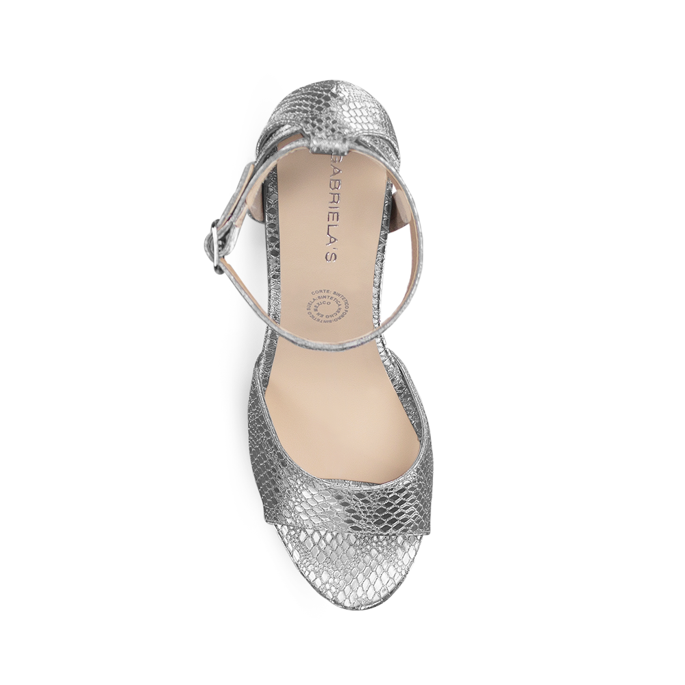 Vista superior de zapatilla con pulsera y tacón 13cm en color plata 