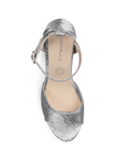 Vista superior de zapatilla con pulsera y tacón 13cm en color plata 