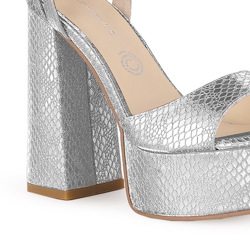 Vista a detalle de zapatilla para mujer con pulsera y tacón alto 13cm en color plata