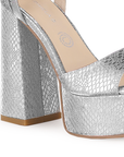 Vista a detalle de zapatilla para mujer con pulsera y tacón alto 13cm en color plata