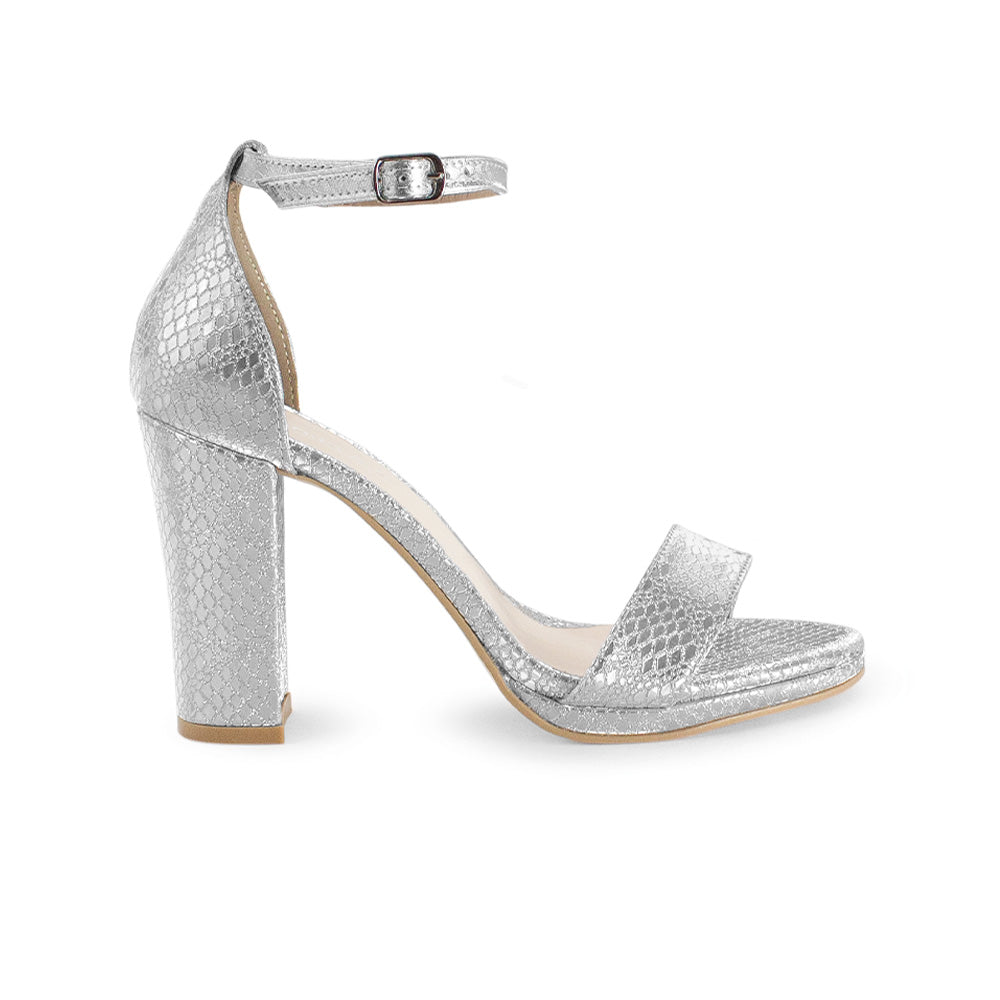 Vista lateral de zapatilla plata con pulsera y tacón medio de 10cm para mujer