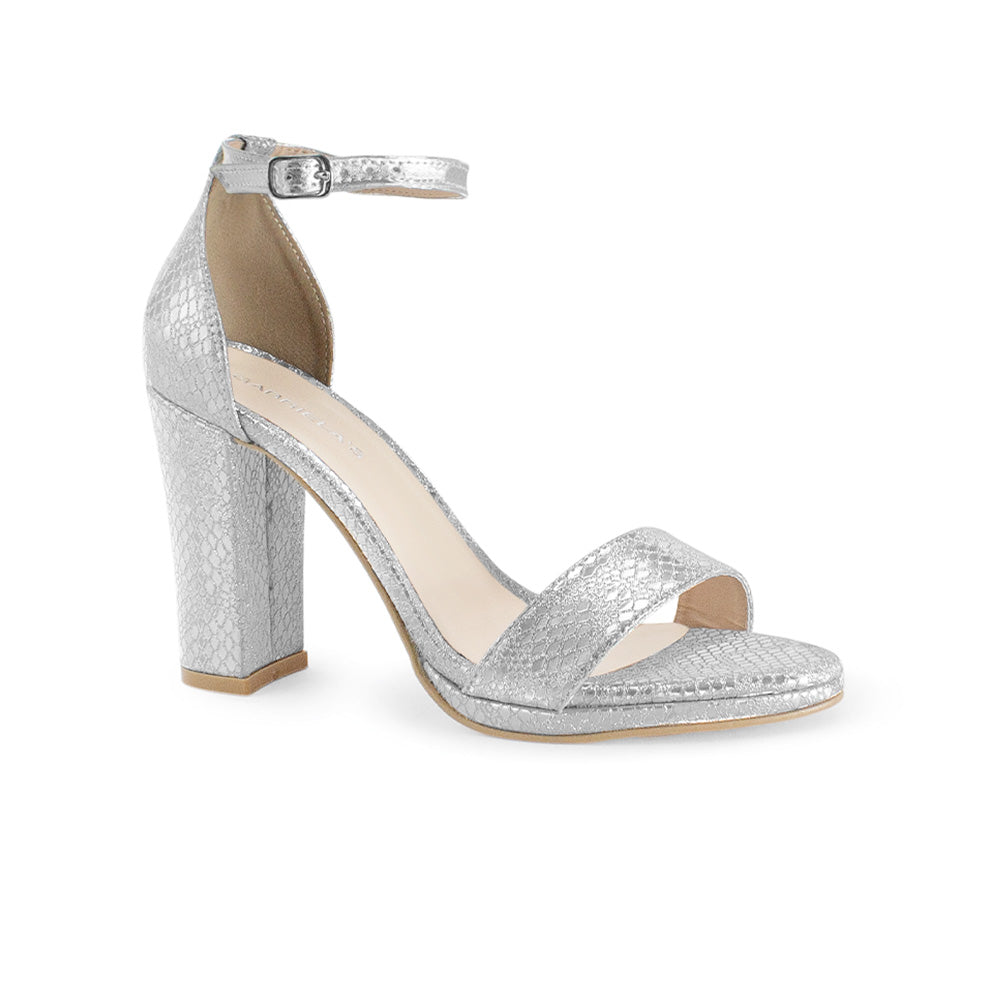 Vista diagonal de zapatilla plata con tacón tipo bloque de 10cm y pulsera para mujer