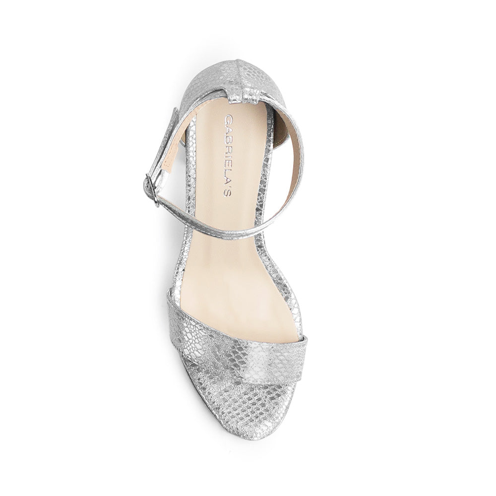 Vista superior de zapatilla con pulsera para mujer en color plata