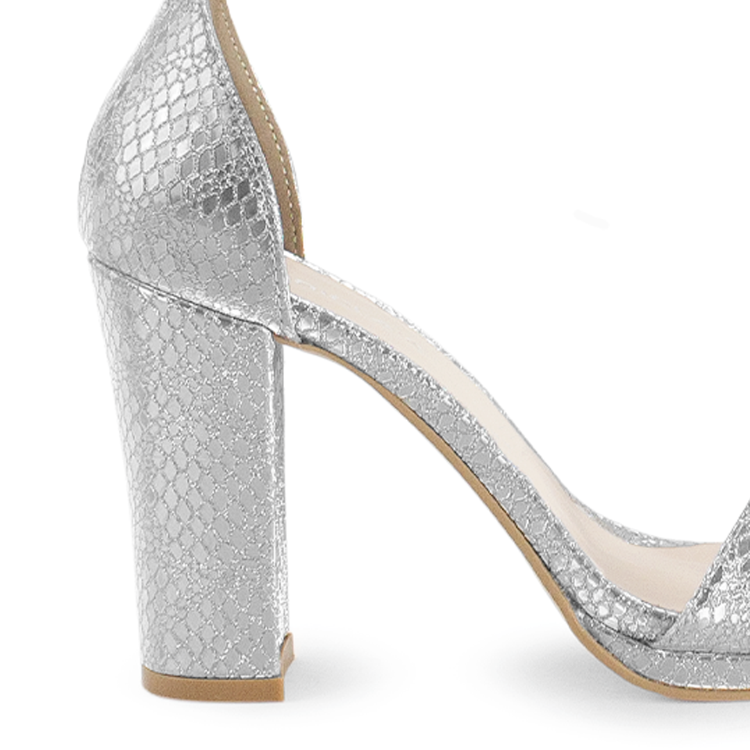 Vista trasera de zapatilla para mujer color plata con pulsera y tacón medio de 10cm