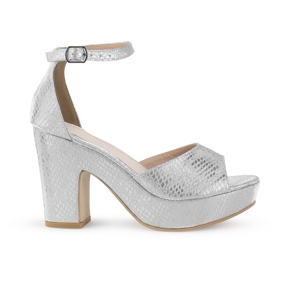 Vista lateral de zapatilla para mujer en color plata con pulsera y tacón ancho de 10cm