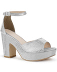 Vista diagonal de zapatilla para mujer con pulsera y tacón ancho en color plata