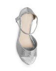 Vista superior de zapatilla plata para mujer con pulsera