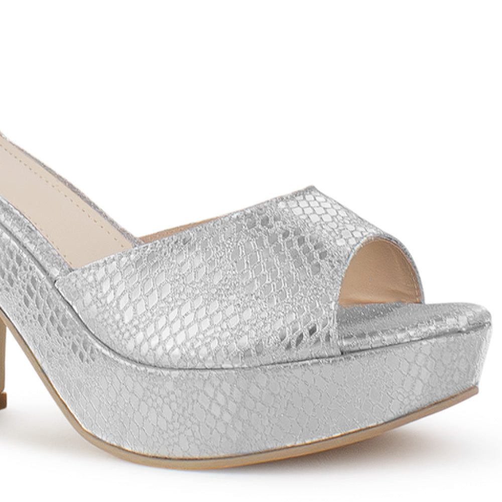 Vista a detalle de zapatilla plata para mujer con pulsera y tacón ancho 10cm