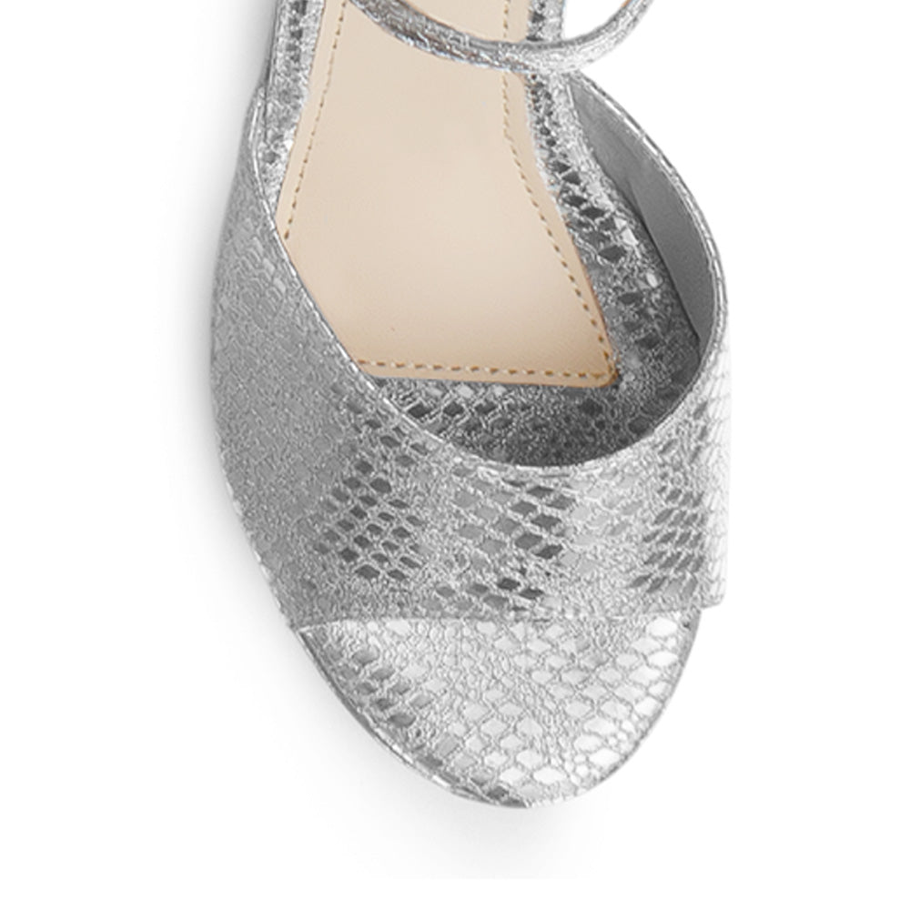 Vista de material sintético en zapatilla para mujer con pulsera en color plata