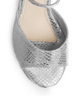 Vista de material sintético en zapatilla para mujer con pulsera en color plata