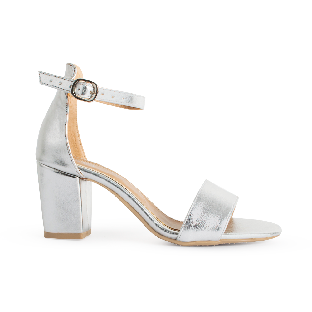 Vista lateral de zapatilla plata para mujer con pulsera y tacón bajo