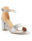 Vista diagonal de zapatilla plata  para mujer con pulsera y tacón bajo
