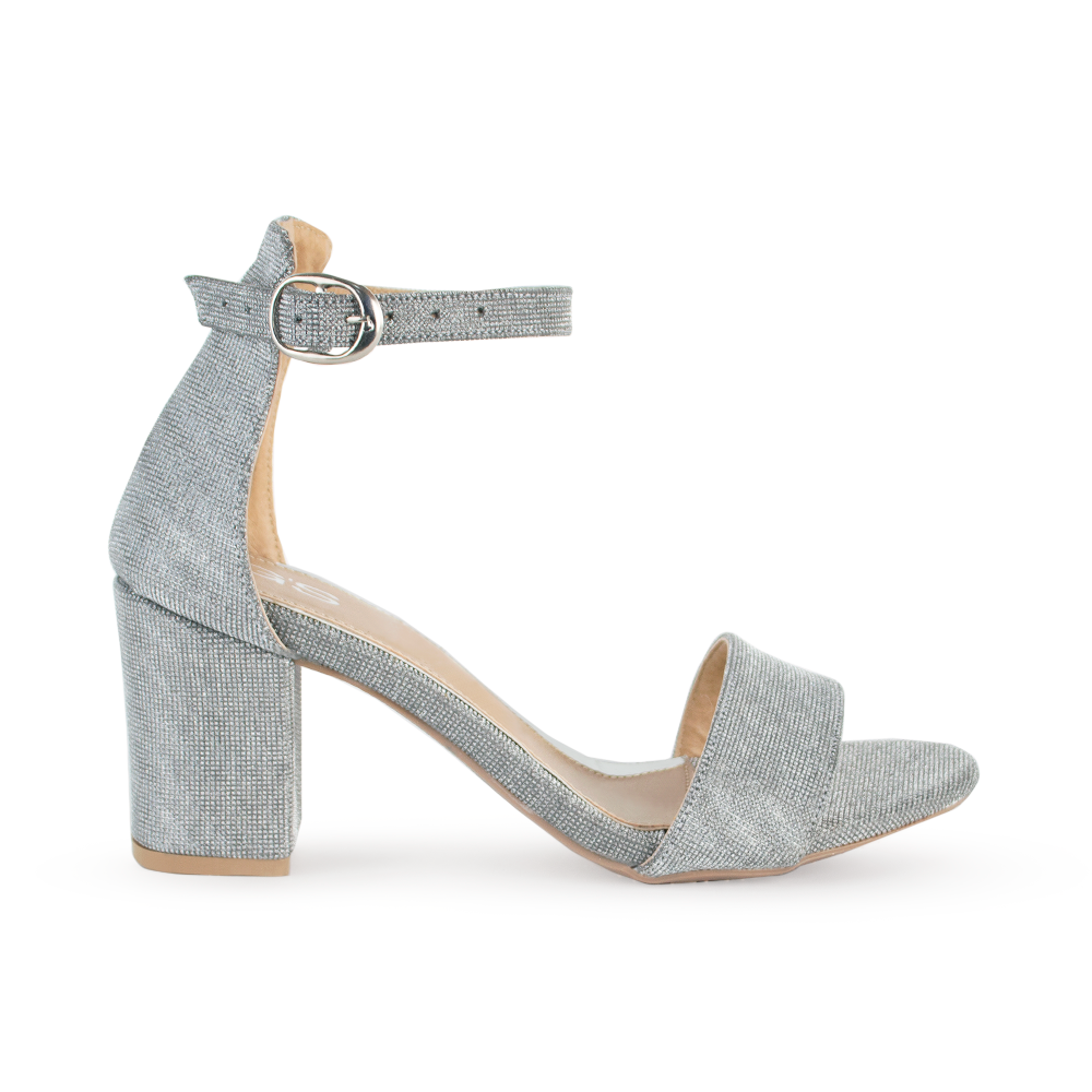 Vista lateral de zapatilla plata en acabado brilloso para mujer con pulsera y tacón bajo