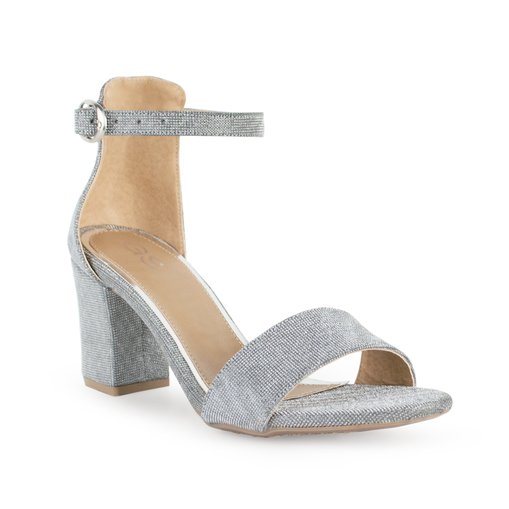 Vista diagonal de zapatilla plata en acabado brilloso para mujer con pulsera y tacón bajo