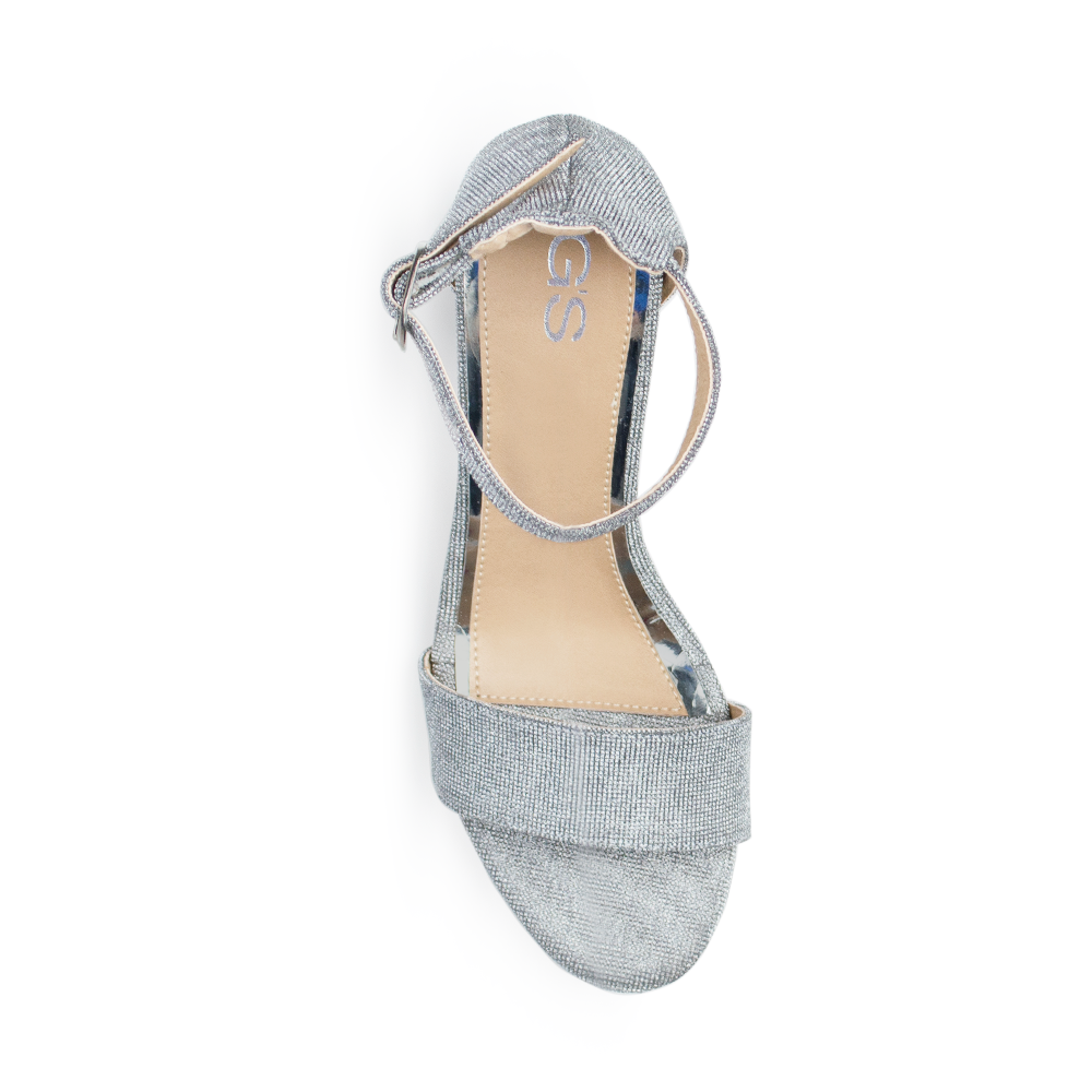 Vista superior de zapatilla con pulsera para mujer en color plata brilloso 