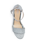 Vista superior de zapatilla con pulsera para mujer en color plata brilloso 