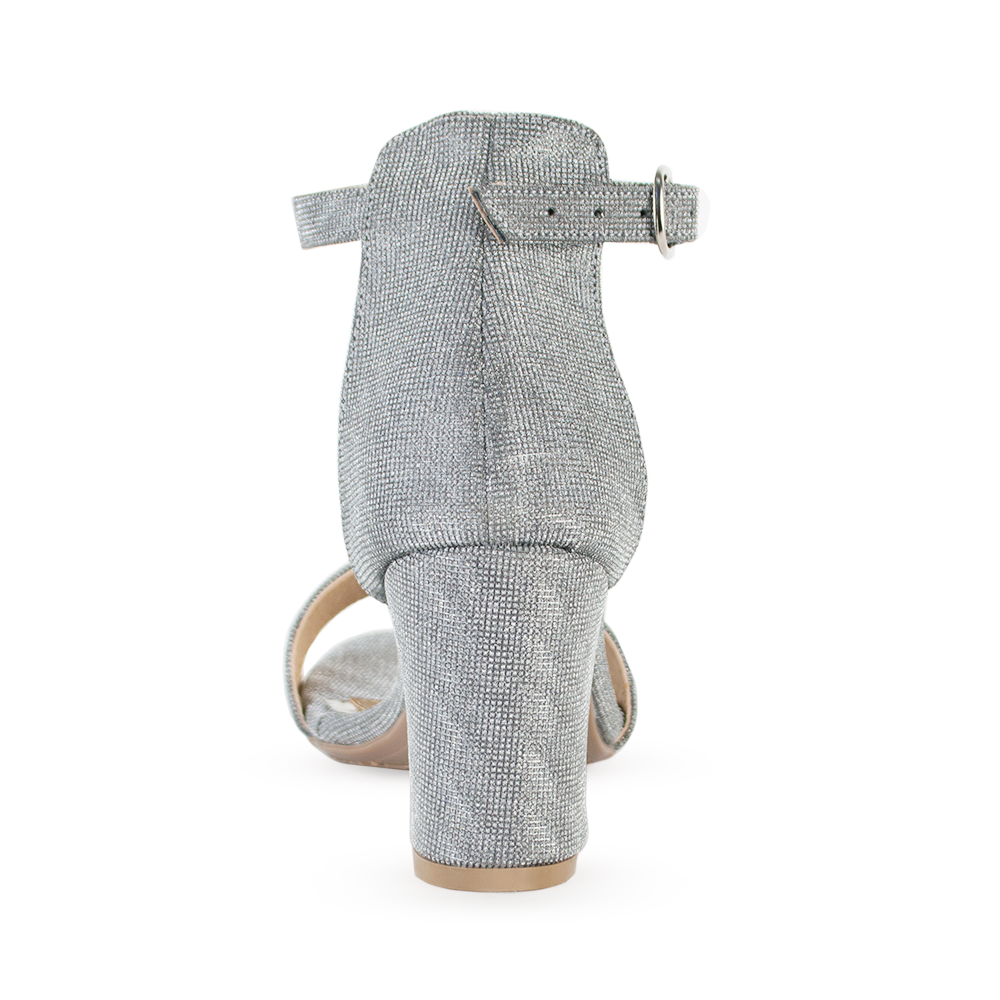 Vista trasera de tacón bajo 7cm en zapatilla plata brilloso para mujer con pulsera