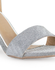 Vista a detalle de zapatilla para mujer con pulsera y tacón bajo 7cm en color plata brilloso 