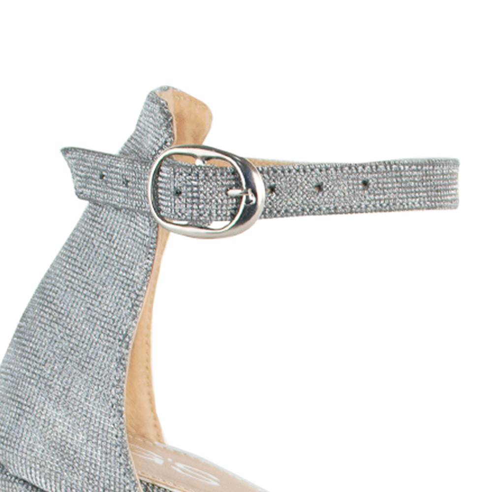 Vista de material sintético en zapatilla plata para mujer con tacón bajo 7cm y pulsera