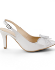 Vista lateral de zapatillas beige para mujer con moño