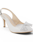 Vista diagonal de zapatillas beige con moño para mujer de tacon 