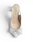 Vista superior de zapatillas beige con moño de tacon para mujer 